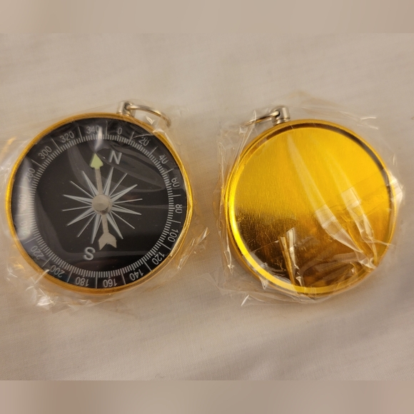 Compass Favors with Kraft Tags - Picture 2 of 2